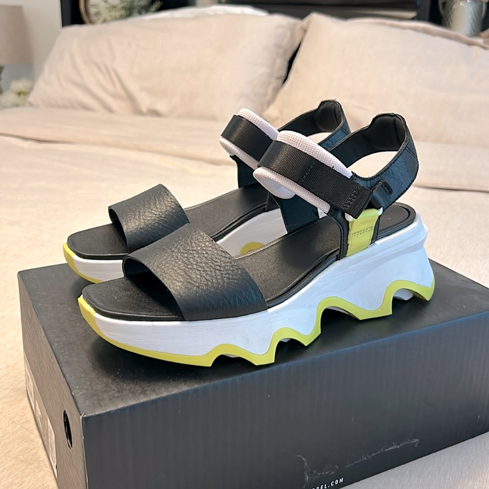 NWT Sorel Kinetic Impact Y-Strap Sandal